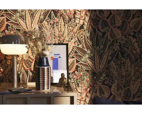 Decoratieve kamer met behang met print, lamp, vaas met droogbloemen en Boeddhabeeldje