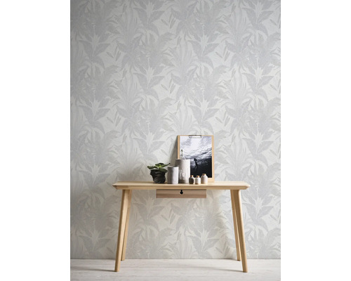 Kamer met behang met patroon en houten tafel