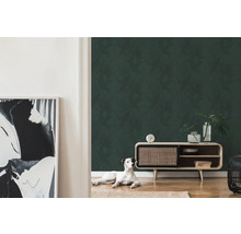 Woonkamer met behang met motief en houten dressoir