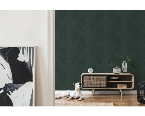 Woonkamer met behang met motief en houten dressoir