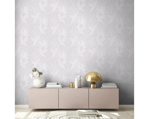 Lichte kamer met patroonbehang, commode, lamp en decoratie