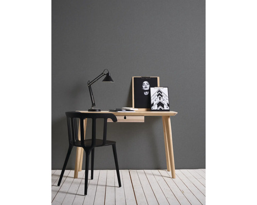 Bureau met stoel, bureaulamp en decoratieve foto''s in een werkkamer.