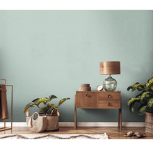 Woonkamer met houten vloer, commode, lamp, planten en vloerkleed