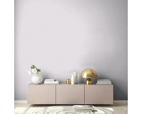 Woonkamer met dressoir, tafellamp en decoratie