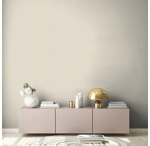 Woonkamer met dressoir, lamp, decoratie en tapijt