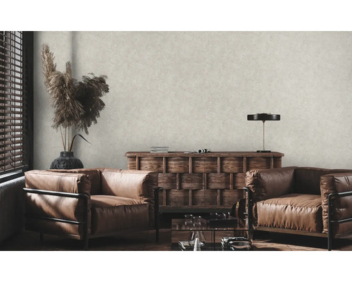 Woonkamer met leren fauteuils, houten dressoir en decoratieve bloemenvaas voor een stijlvol interieur.