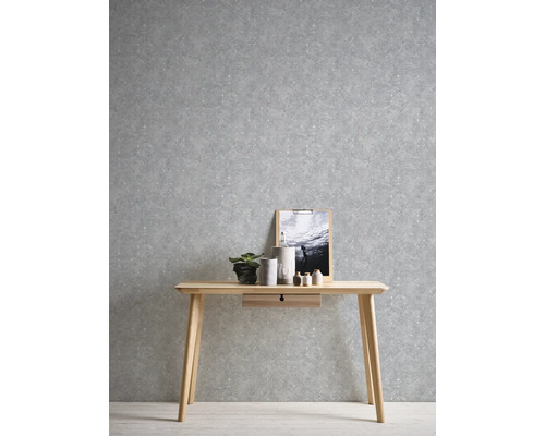 Scene met een houten bureau voor een grijs, gedessineerd behang.