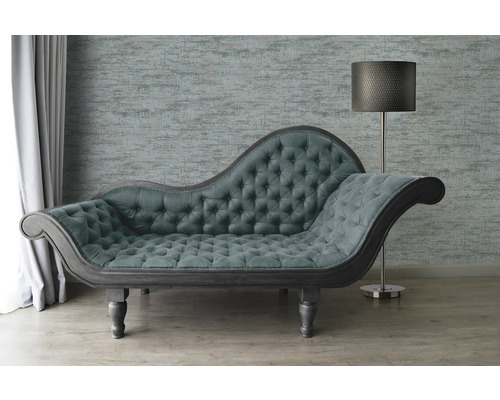 Chaise longue met knoopsluiting en staande lamp in een woonkamer