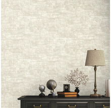 Close-up van een gestructureerd behang in een interieur met meubels en decoraties.