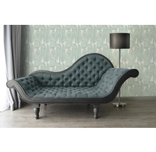 Scène met chaise longue en behang met patroon