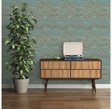 Decoratieve kamer met plant, dressoir en platenspeler voor een behang met patroon