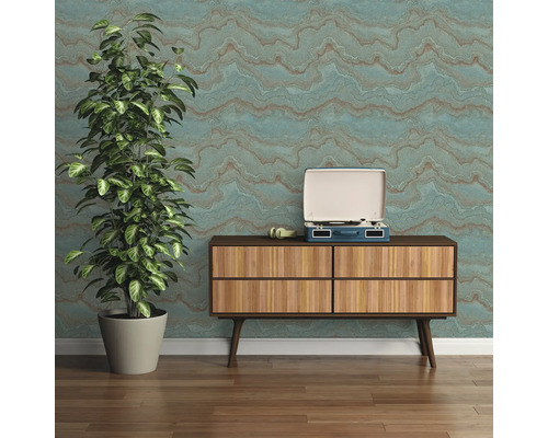 Decoratieve kamer met plant, dressoir en platenspeler voor een behang met patroon