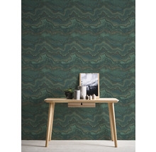 Interieur met patroonbehang en tafel