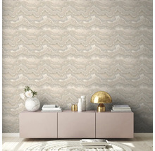Decoratieve woonkamer met patroonbehang, dressoir en woonaccessoires voor een stijlvolle ambiance.