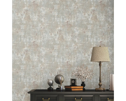 Scene met behang met patroon en dressoir met decoratieve elementen en een lamp