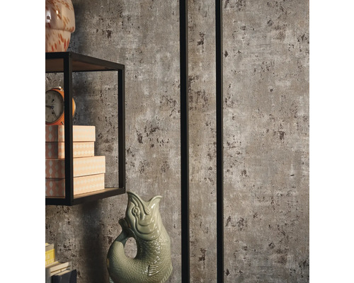Decoratieve wandbekleding met plank en accessoires in de woonkamer