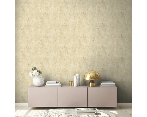 Woonkamer met patroonbehang, dressoir, lamp en decoratie