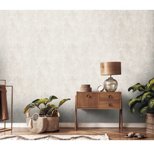 Lichte kamer met ladekast, lamp, planten en behang met patroon