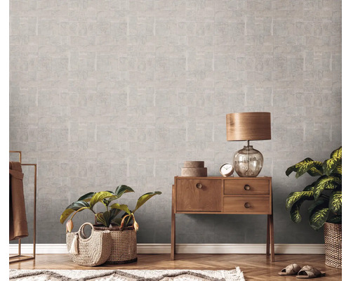 Interieur met patroonbehang, houten commode, lamp en planten