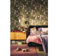 Slaapkamer met behang met print, bed en commode
