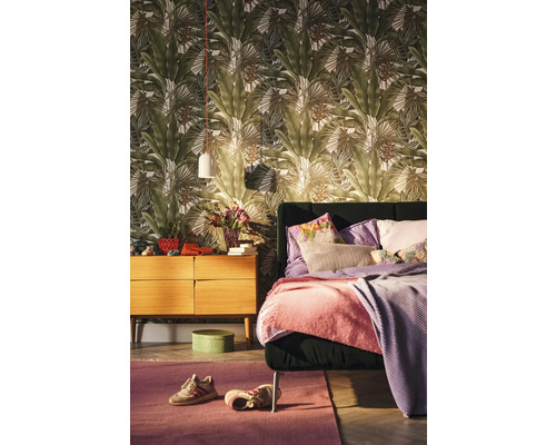 Slaapkamer met behang met print, bed en commode