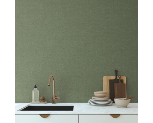 Keukenscène met gootsteen, kraan, servies en groene muur