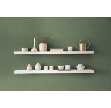 Twee planken met decoratieve objecten aan een muur