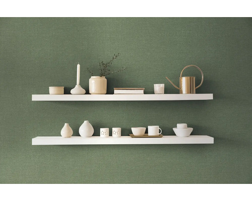 Twee planken met decoratieve objecten aan een muur