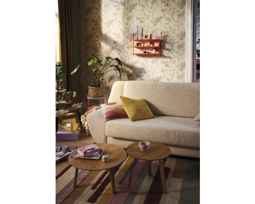 Woonkamer met bank, salontafels en wandrek