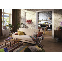 Woonkamer met bank, salontafel en decoratieve elementen voor een gezellige sfeer.