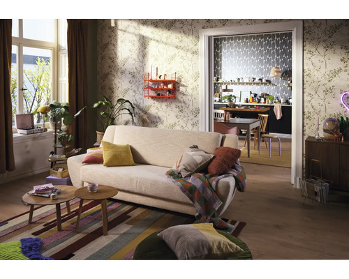 Woonkamer met bank, salontafel en decoratieve elementen voor een gezellige sfeer.