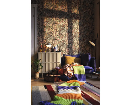 Woonkamer met patroonbehang, bank en tapijt