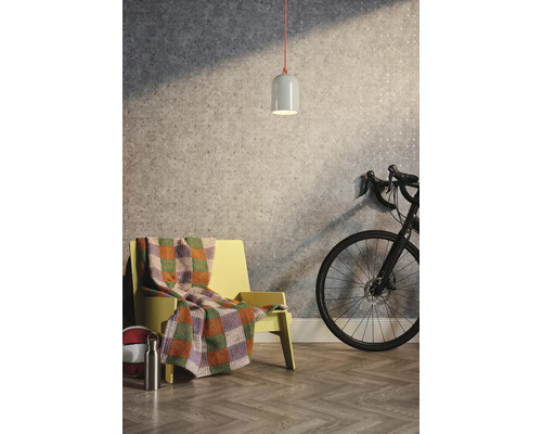 Scène met stoel, deken, lamp, fiets en decoratieve wand
