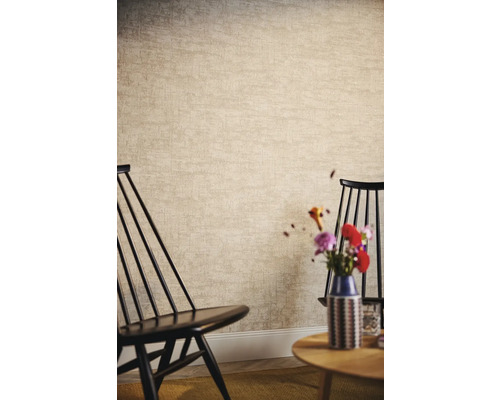 Scène met behang met patroon, stoelen en een tafel met bloemen