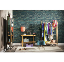 Inrichtingsvoorbeeld van een kleedkamer met kledingrek, spiegel, console, lamp, kruk en behang met motief.