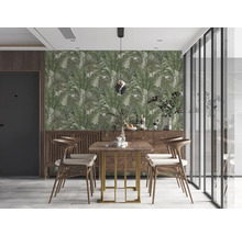 Eetkamer met eettafel, stoelen, dressoir en behang met plantenmotief