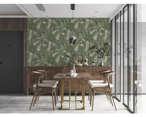 Eetkamer met eettafel, stoelen, dressoir en behang met plantenmotief