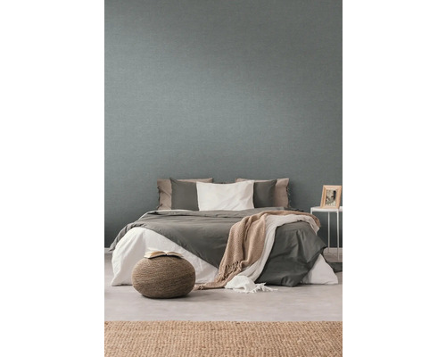 Slaapkamer met bed voor een gestructureerd behang