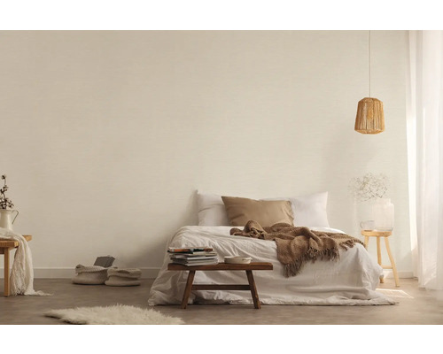 Lichte slaapkamer met bed, houten kruk en decoratieve verlichting