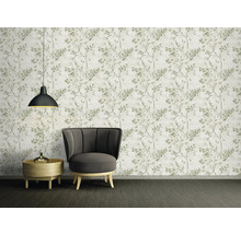 Inrichtingsidee met fauteuil, bijzettafel en behang met bladerpatroon
