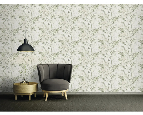 Inrichtingsidee met fauteuil, bijzettafel en behang met bladerpatroon