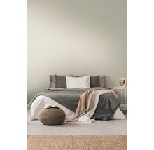 Slaapkamer met bed en subtiel patroonbehang