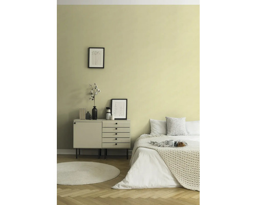 Slaapkamer met bed, dressoir, rond vloerkleed en wanddecoratie