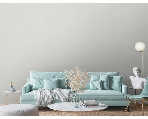 Lichte woonkamer met bank, fauteuil, bijzettafels en decoratie