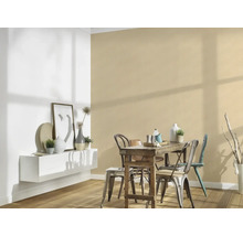 Eetkamer met houten tafel, stoelen en wanddecoratie