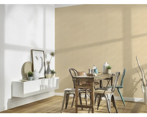 Eetkamer met houten tafel, stoelen en wanddecoratie