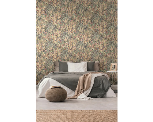 Slaapkamer met bloemenbehang, bed en bijzettafel