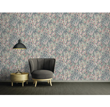 Kamerdecoratie met patroonbehang, fauteuil en lamp