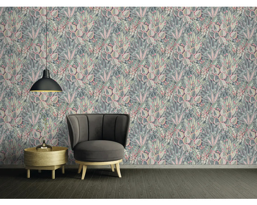 Kamerdecoratie met patroonbehang, fauteuil en lamp