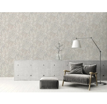 Woonkamer met bloemenbehang, fauteuil en staande lamp